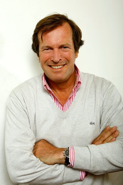 Hubert Auriol sur le tournage de l'émission "Saturday Jacky Show". | Photo : Getty Images