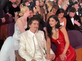 Timothée Chalamet's talking to Kylie Jenner at the 98th Academy Awards on March 15, 2026 | Source: YouTube/E! News