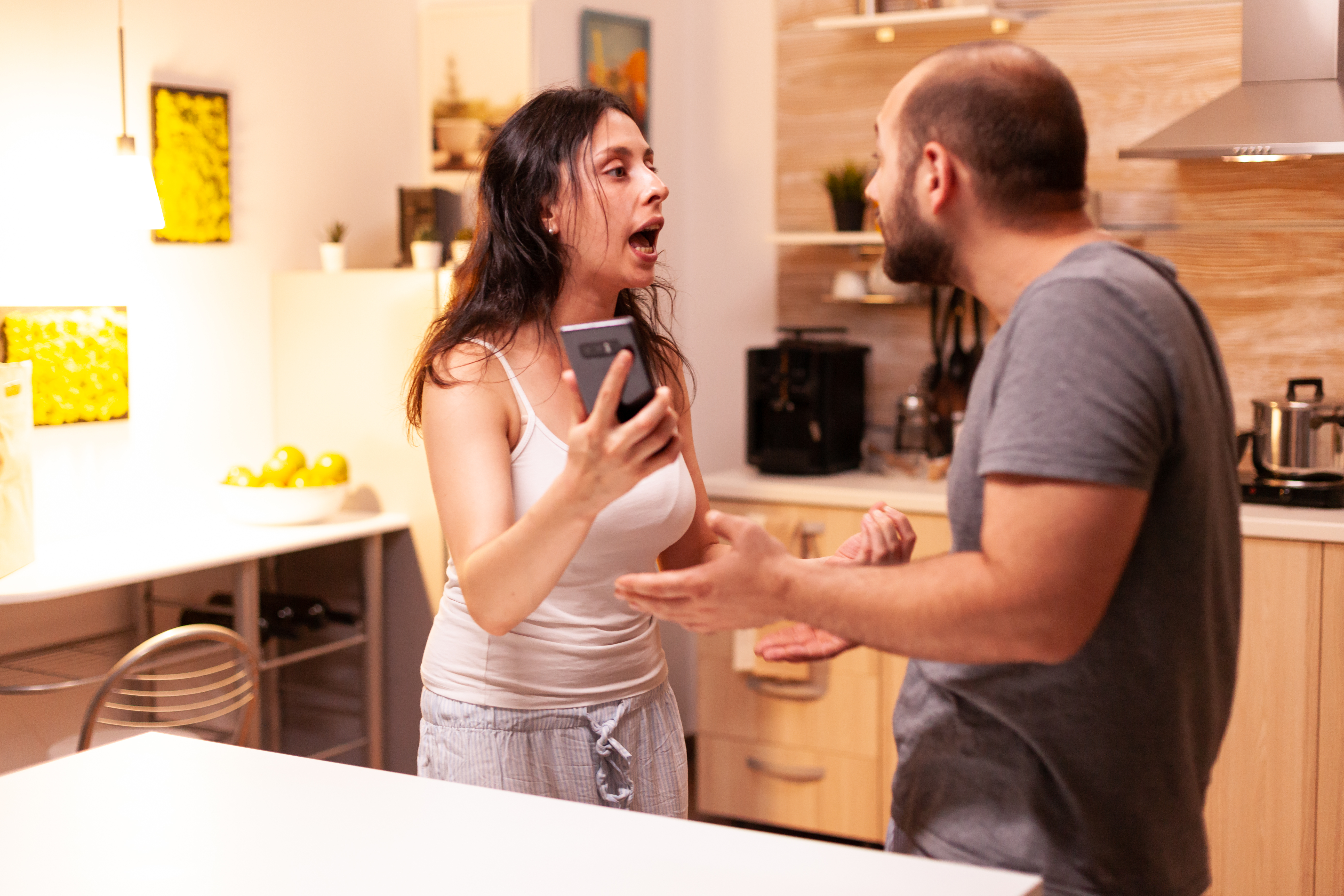 Una esposa enojada exigiendo una explicación a su marido | Fuente: Shutterstock