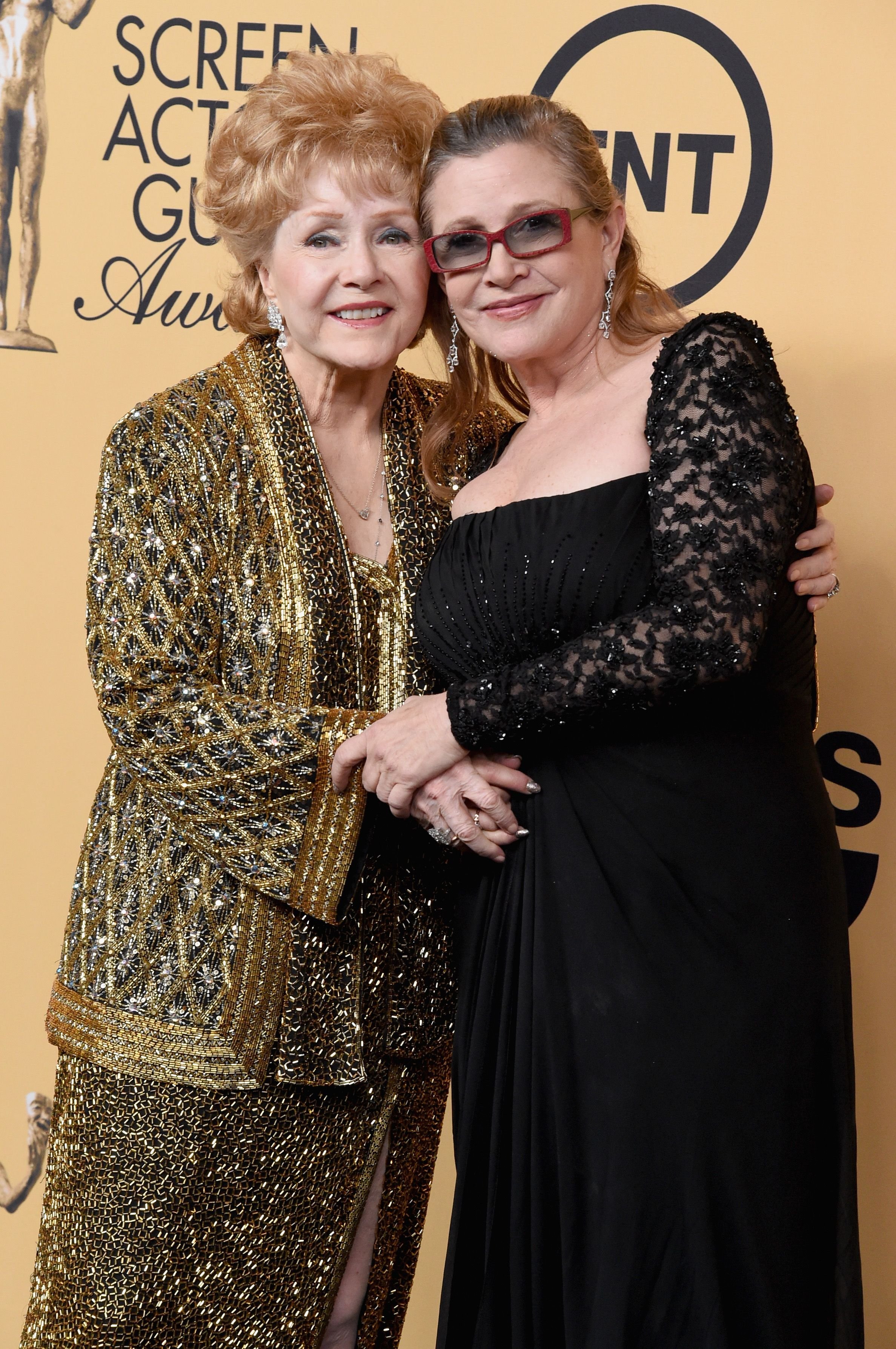 Honoree Debbie Reynolds and actress Carrie Fisher pose in the press room at the 21st Annual Screen Actors Guild Awards at The Shrine Auditorium on January 25, 2015 | Photo: Getty Images