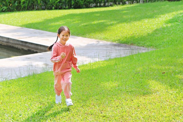 Une petite fille qui joue dans un parc | Photo : Getty Images