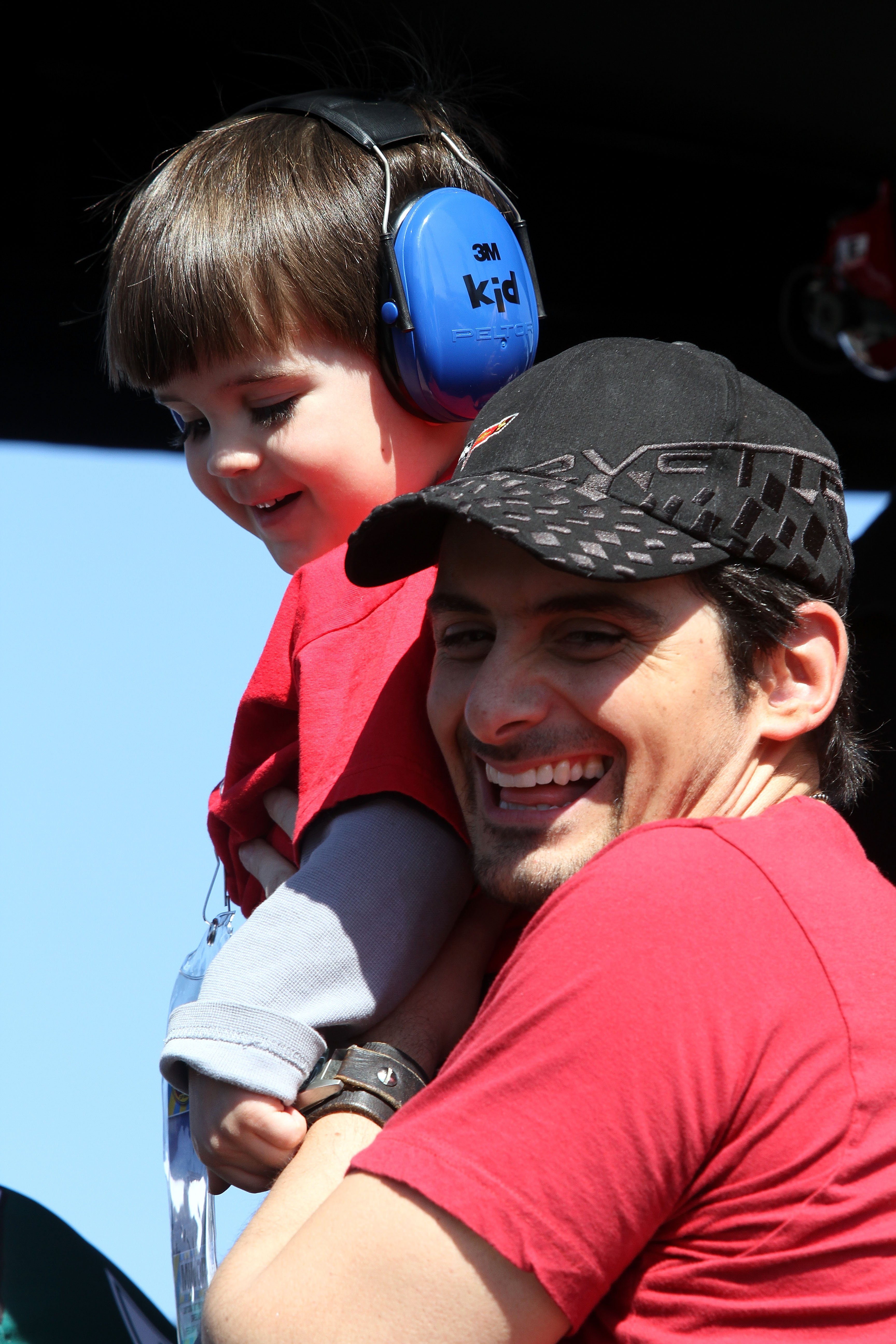 Brad Paisley looks on with his son during the NASCAR Sprint Cup Series Daytona 500 at Daytona International Speedway on February 20, 2011, in Daytona Beach, Florida. | Source: Getty Images