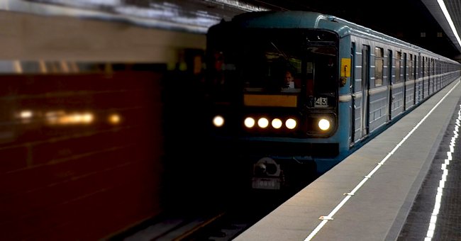 An oncoming train at a railway station | Photo: Wikimedia Commons