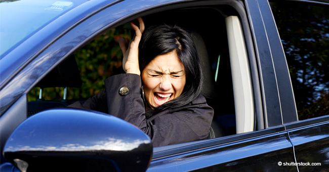 Frau blockiert den Verkehr mit nackten Männern aus Karton