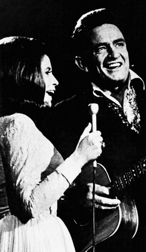 Johnny Cash & June Carter circa 1971. | Source: Wikimedia Commons