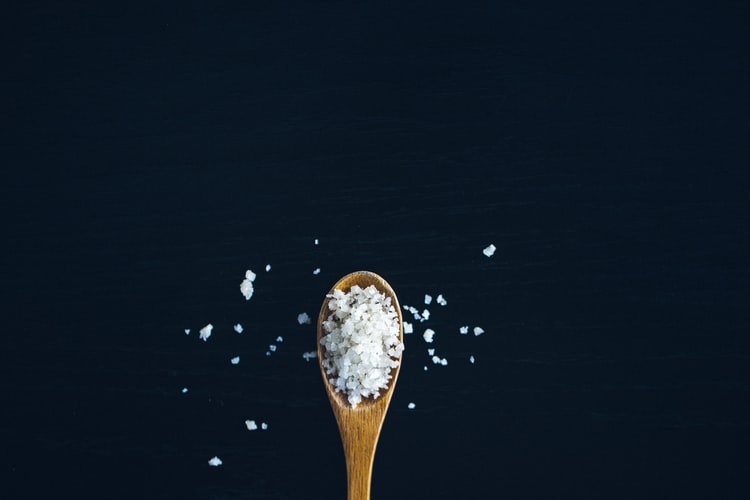 Un cuillère rempli de sel. | Photo : Unsplash