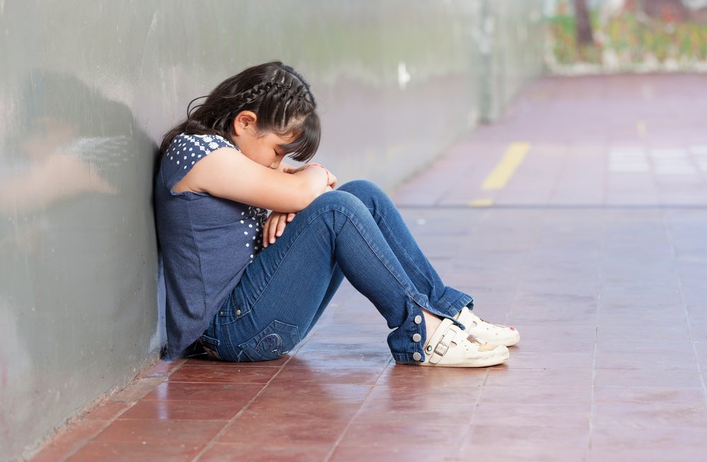 Une fillette triste. | Photo : Shutterstock