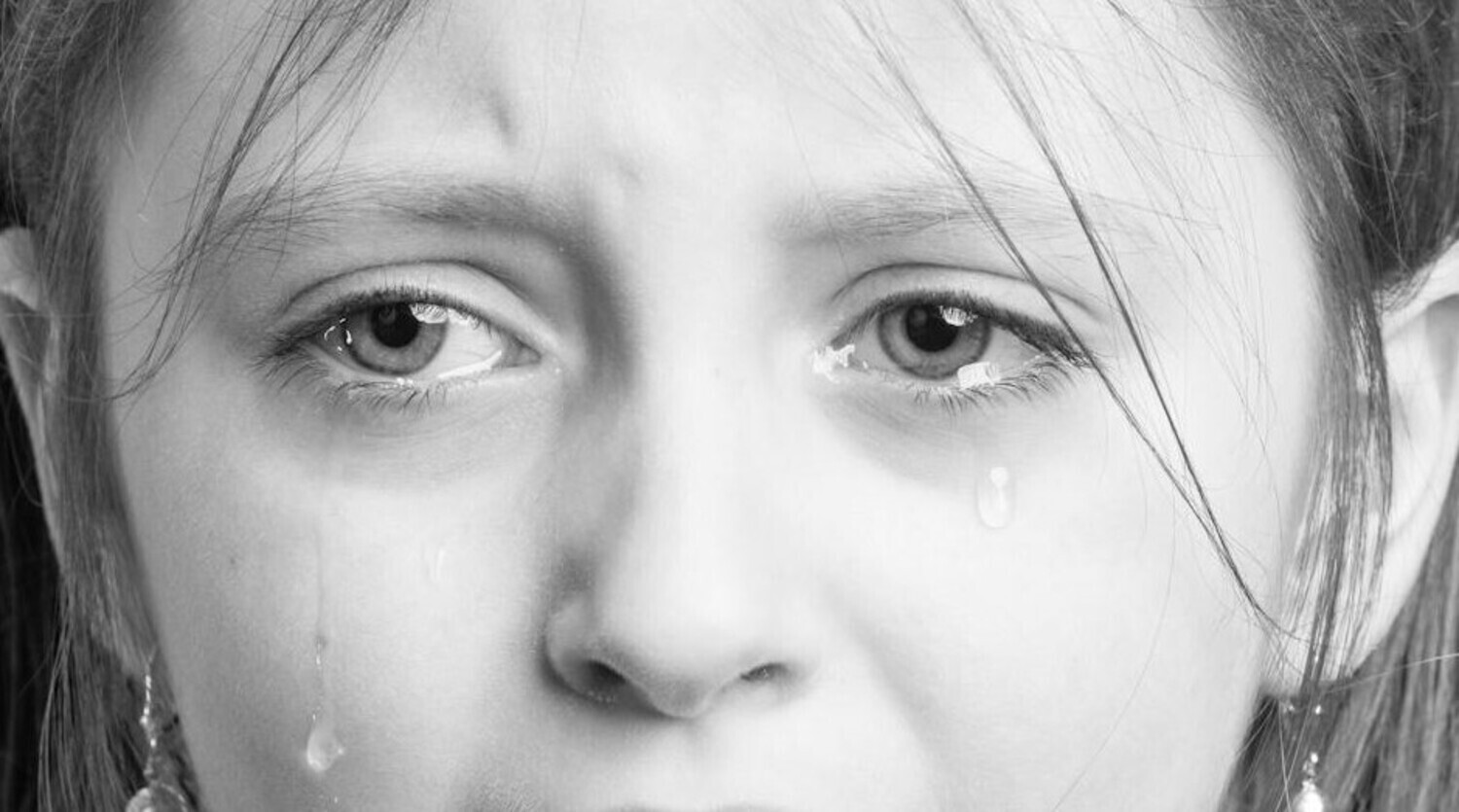 A sad little girl crying | Source: Pexels