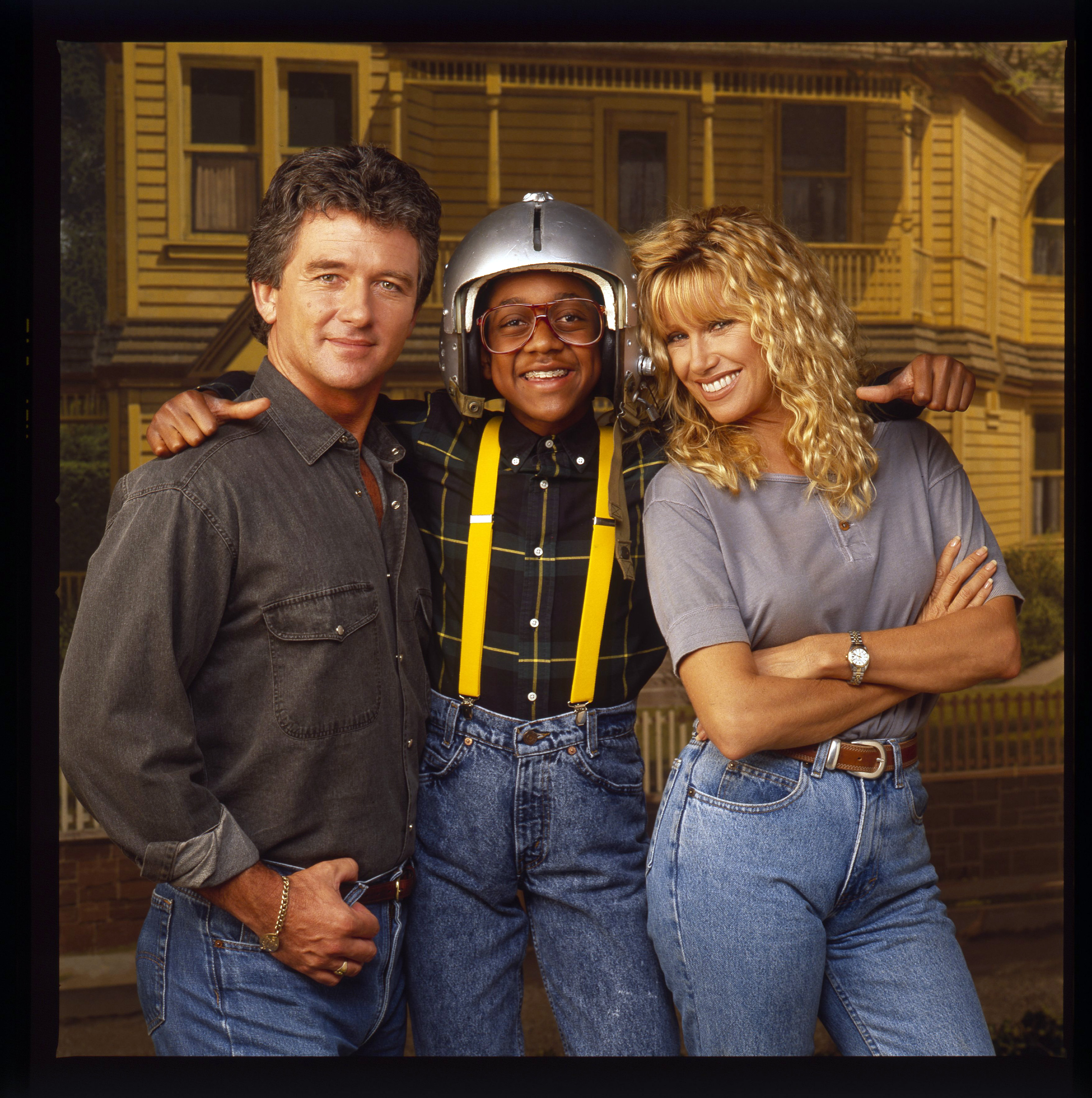 Patrick Duffy and Suzanne Somers with their guest star Jaleel White dressed as Steve Urkel on "Step By Step" on August 23, 1991 | Source: Getty Images
