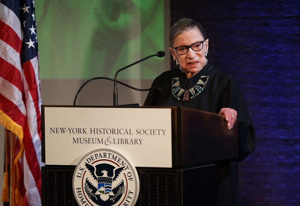 Justice Ruth Bader Ginsburg administers the Oath of Allegiance to candidates for U.S. citizenship at the New-York Historical Society.| Photo: Getty Images