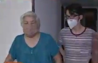 La señora Dolores y su nieto Edgar. | Foto: Captura de Twitter/telemadrid