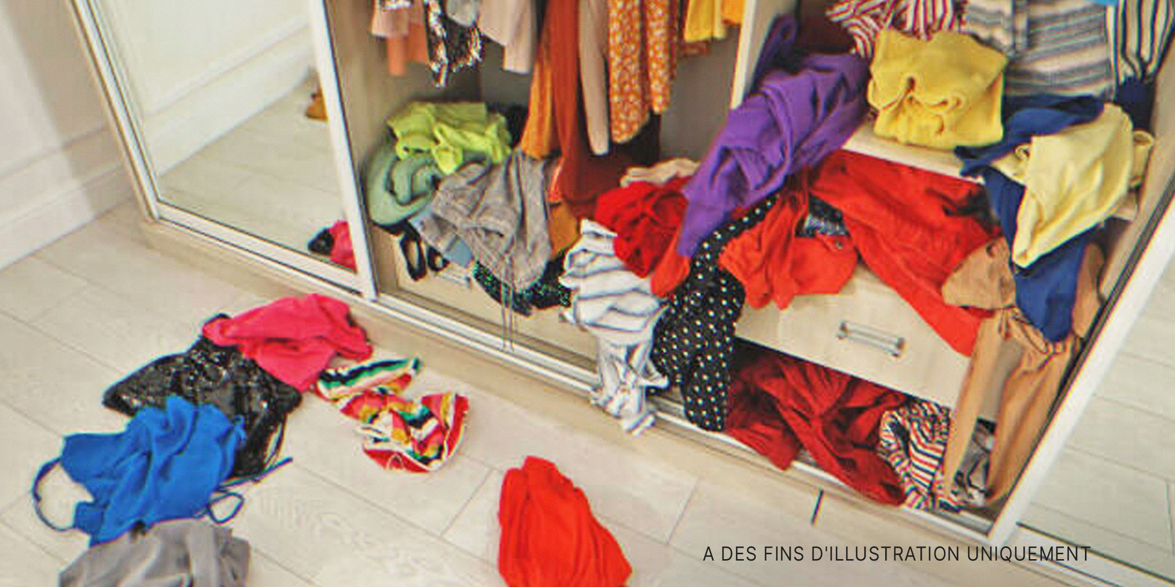 Un placard avec des vêtements | Source : Shutterstock