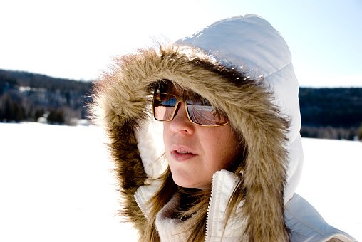 Portrait d'une femme qui a froid dans la neige. | Photo : Getty Images