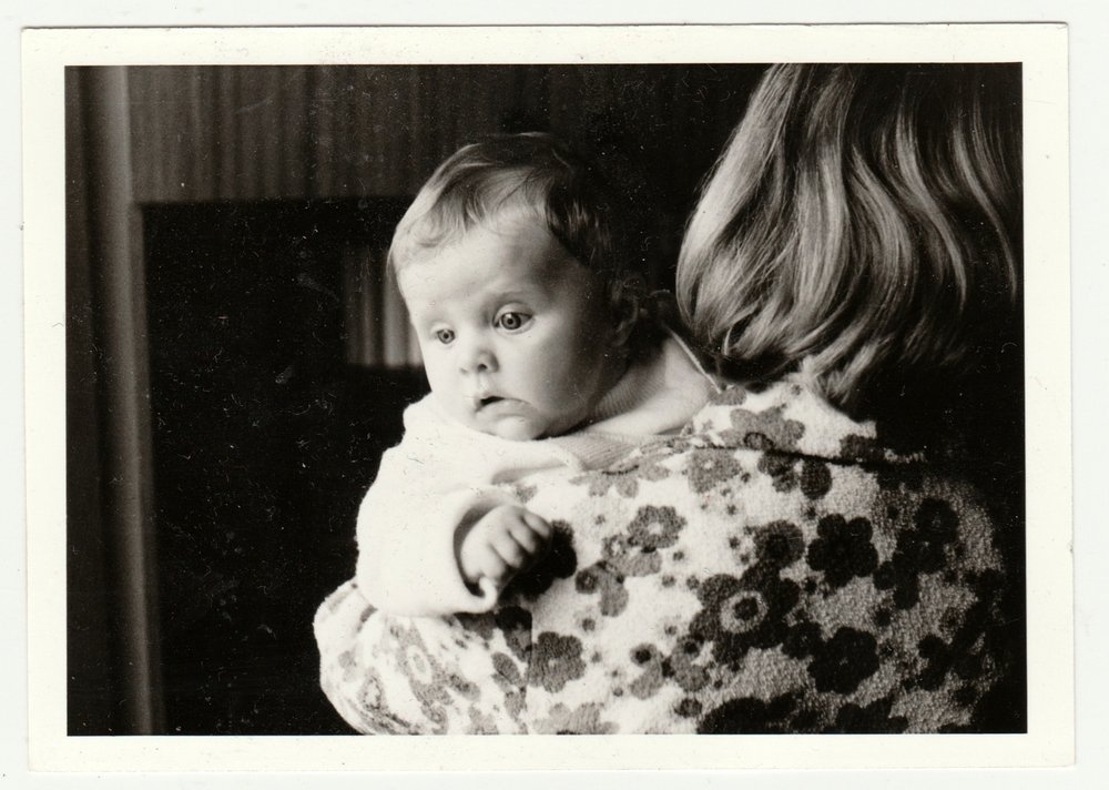 Mujer con bebé en foto antigua. | Foto: Shutterstock
