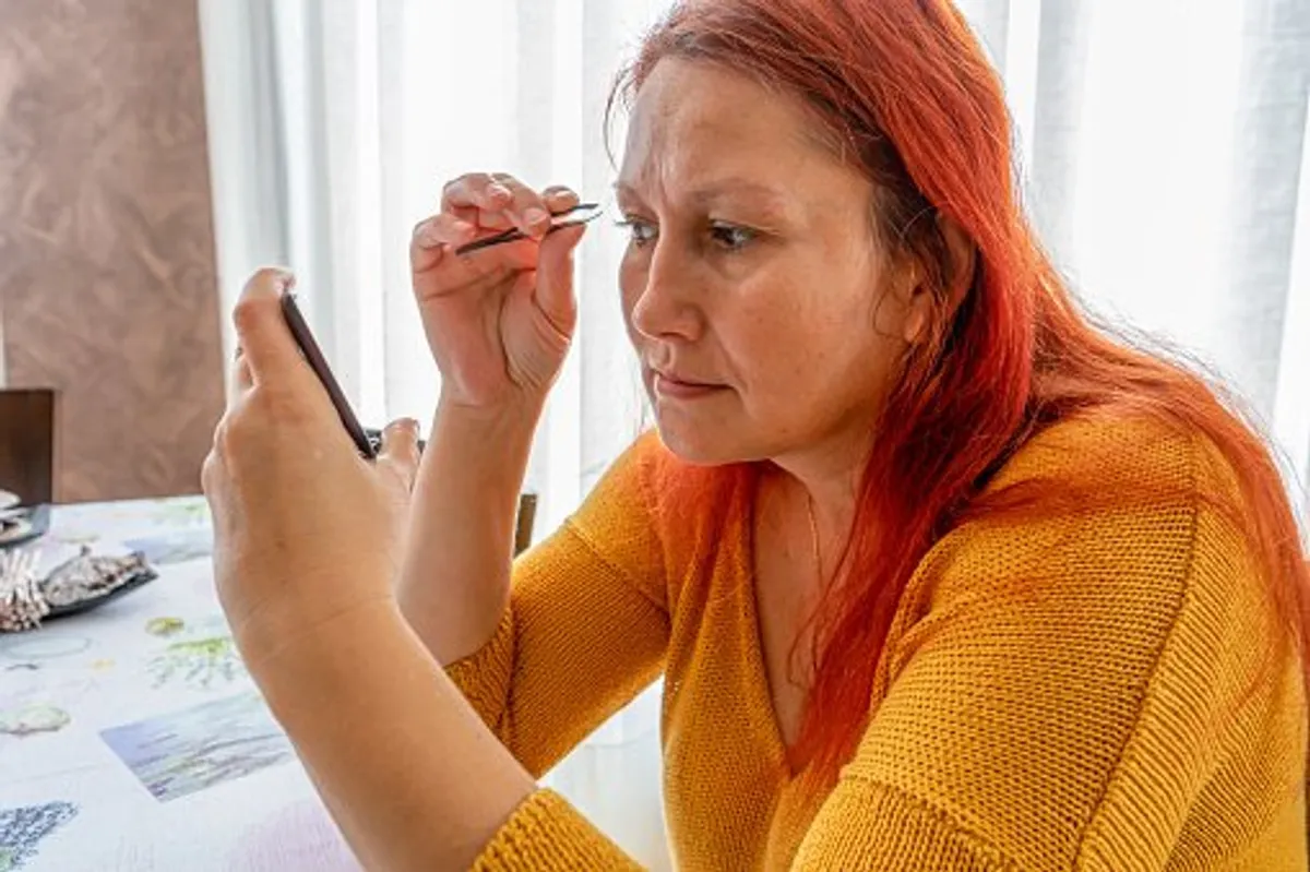 Une femme s'épile à la maison. | Photo : Getty Images