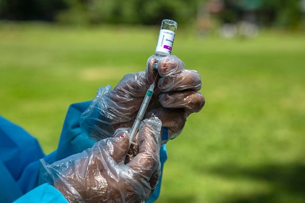 A nurse draws up a dose of the COVID-19 vaccine. | Photo: Getty Images