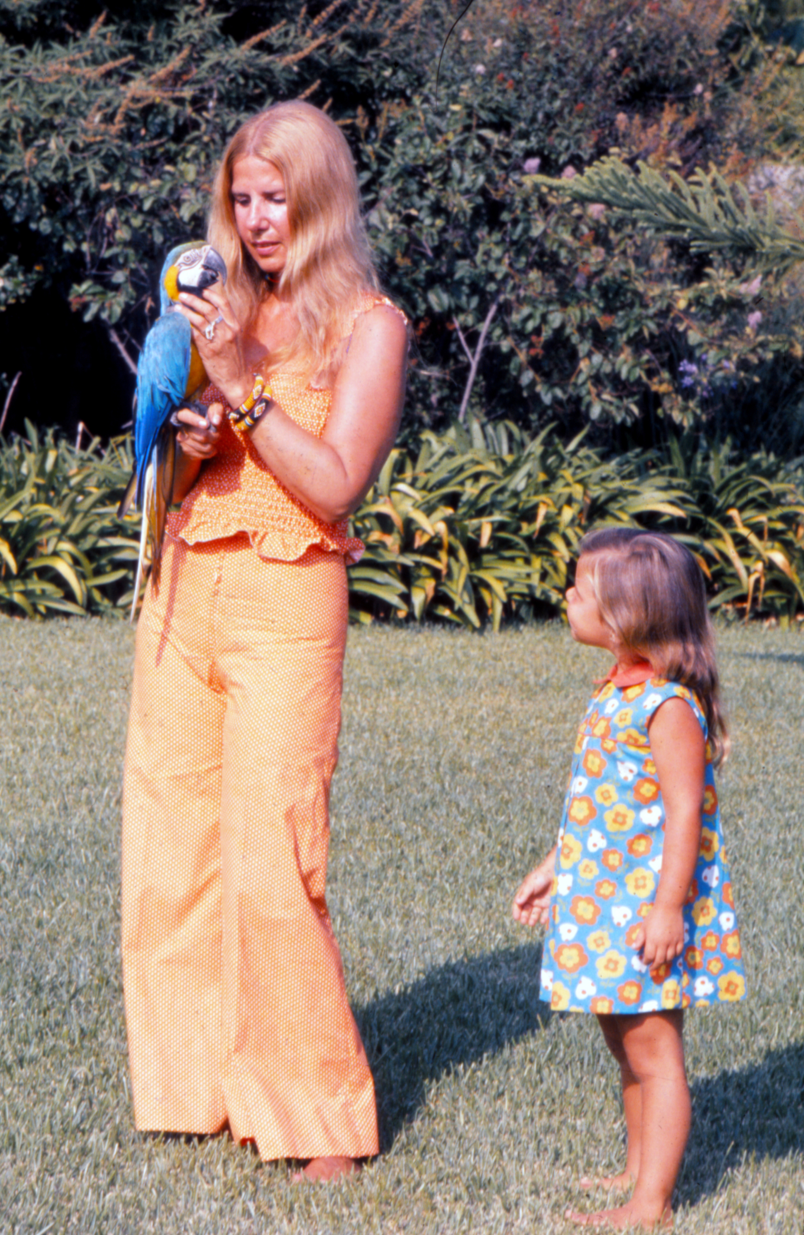 The Duchess of Alba, Maria del Rosario Cayetana Fitz-James Stuart with her daughter in Seville, Spain in 1973. | Source: Getty Images