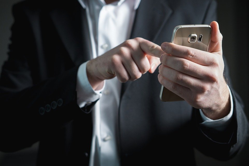Un homme avec son téléphone. | Photo : Pixabay