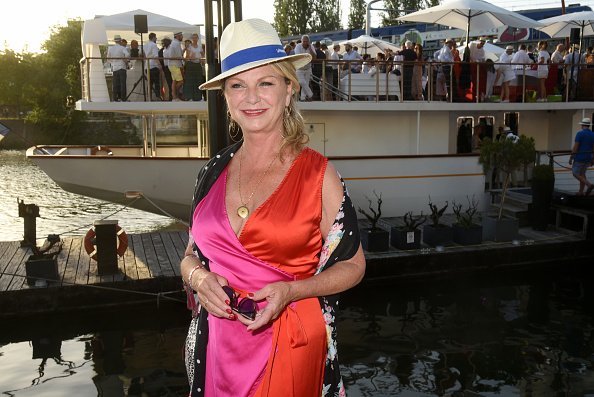 Jeane Manson assistent à la "Pétanque Gastronomique 2019". |Photo : Getty Images