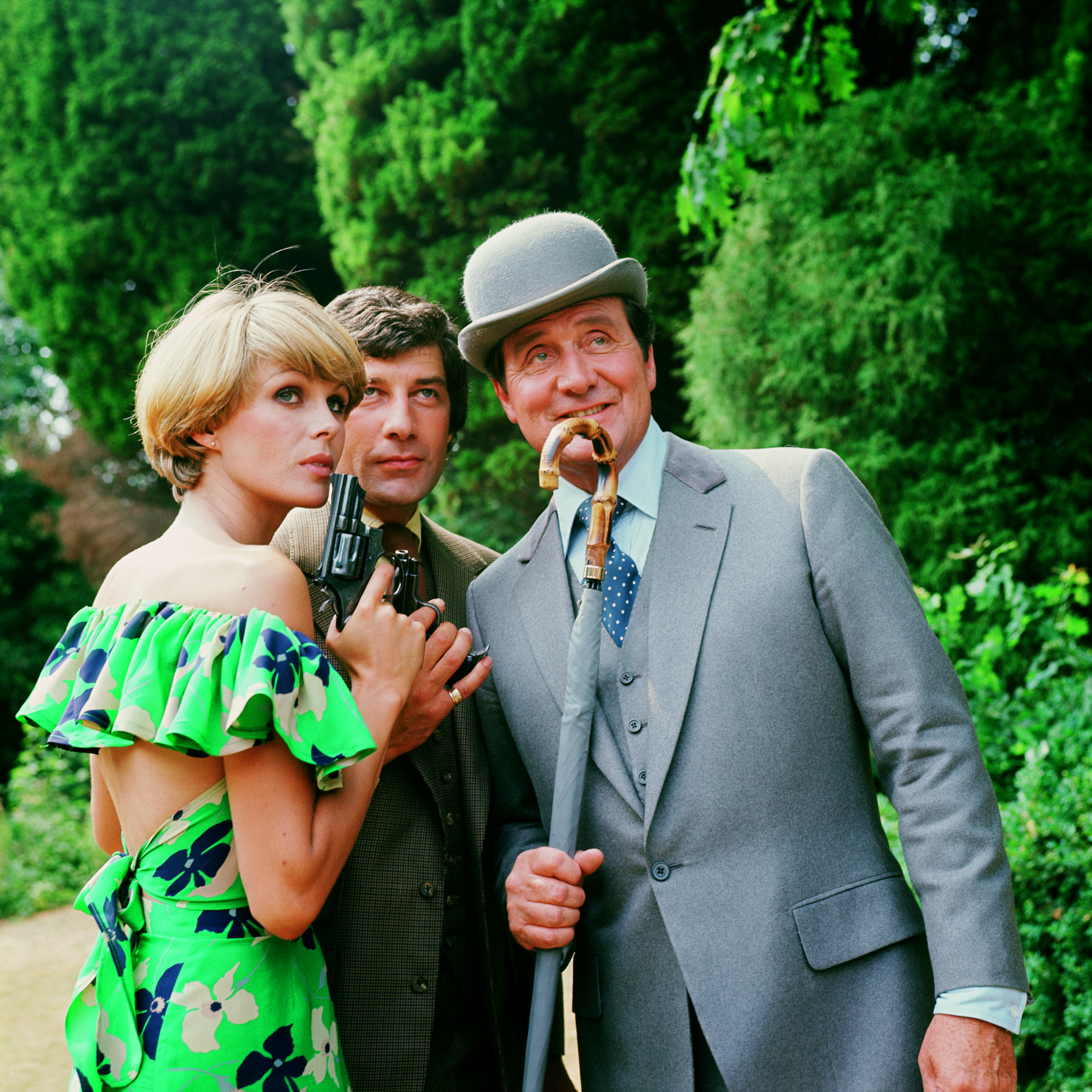 Joanna Lumley, Patrick MacNee and Gareth Hunt, at Pinewood Studios, London, England, on July 12, 1976 | Source: Getty Images