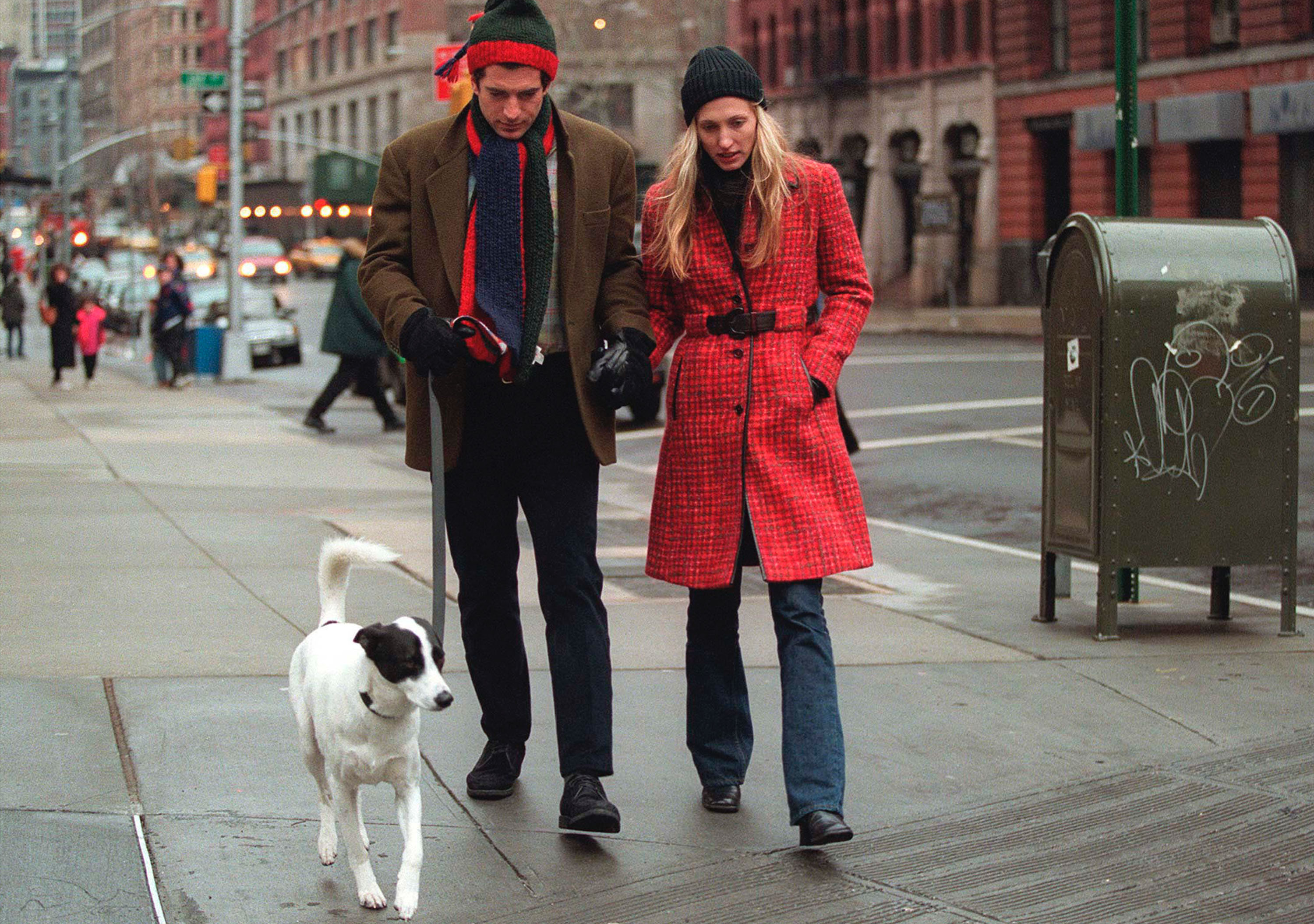 John F. Kennedy Jr. and his wife Carolyn walking with their dog on January 1, 1997 in New York City | Source: Getty Images