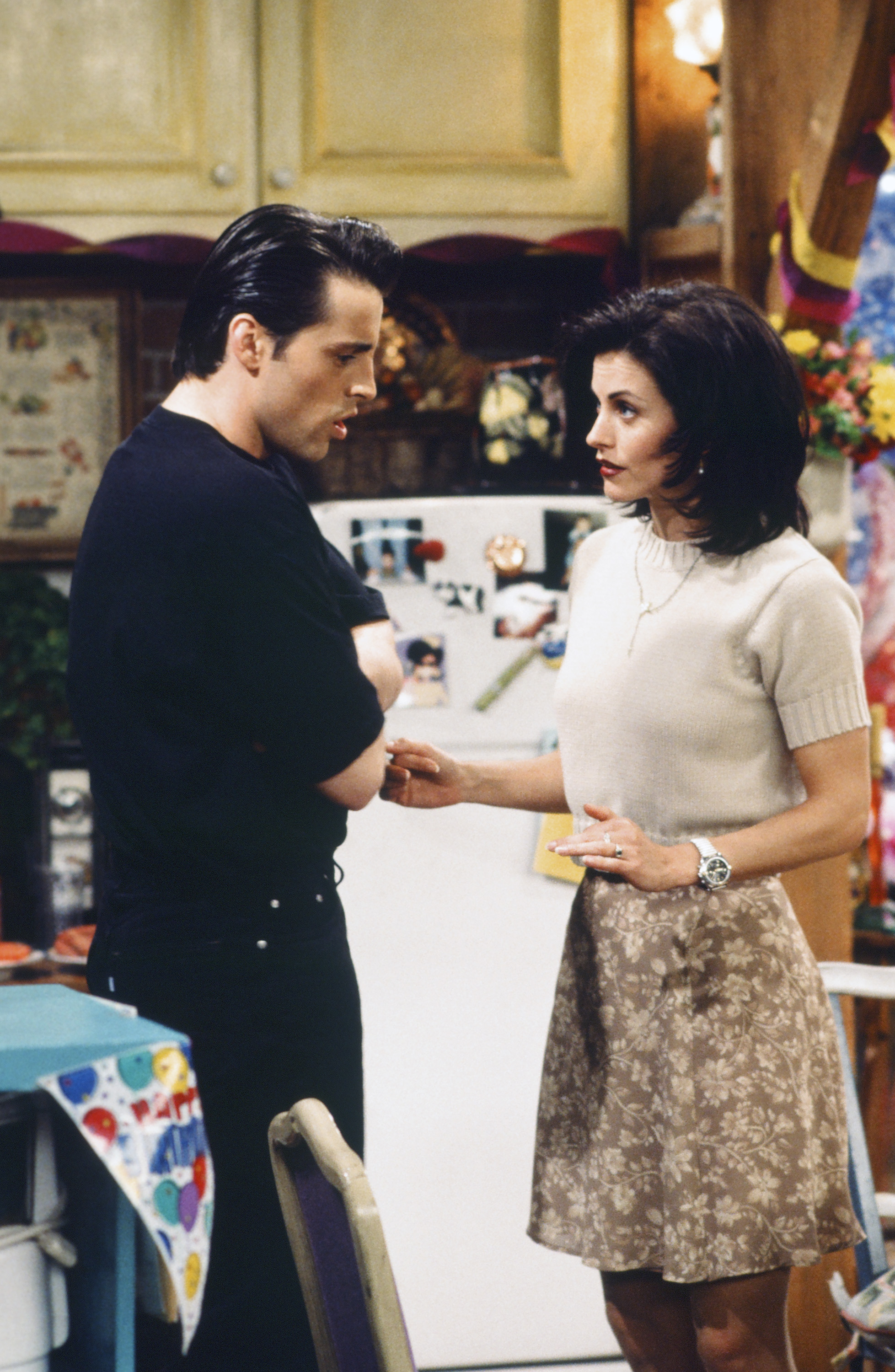 Matt LeBlanc and Courteney Cox filming season one of " Friends," circa 1995. | Source: Getty Images