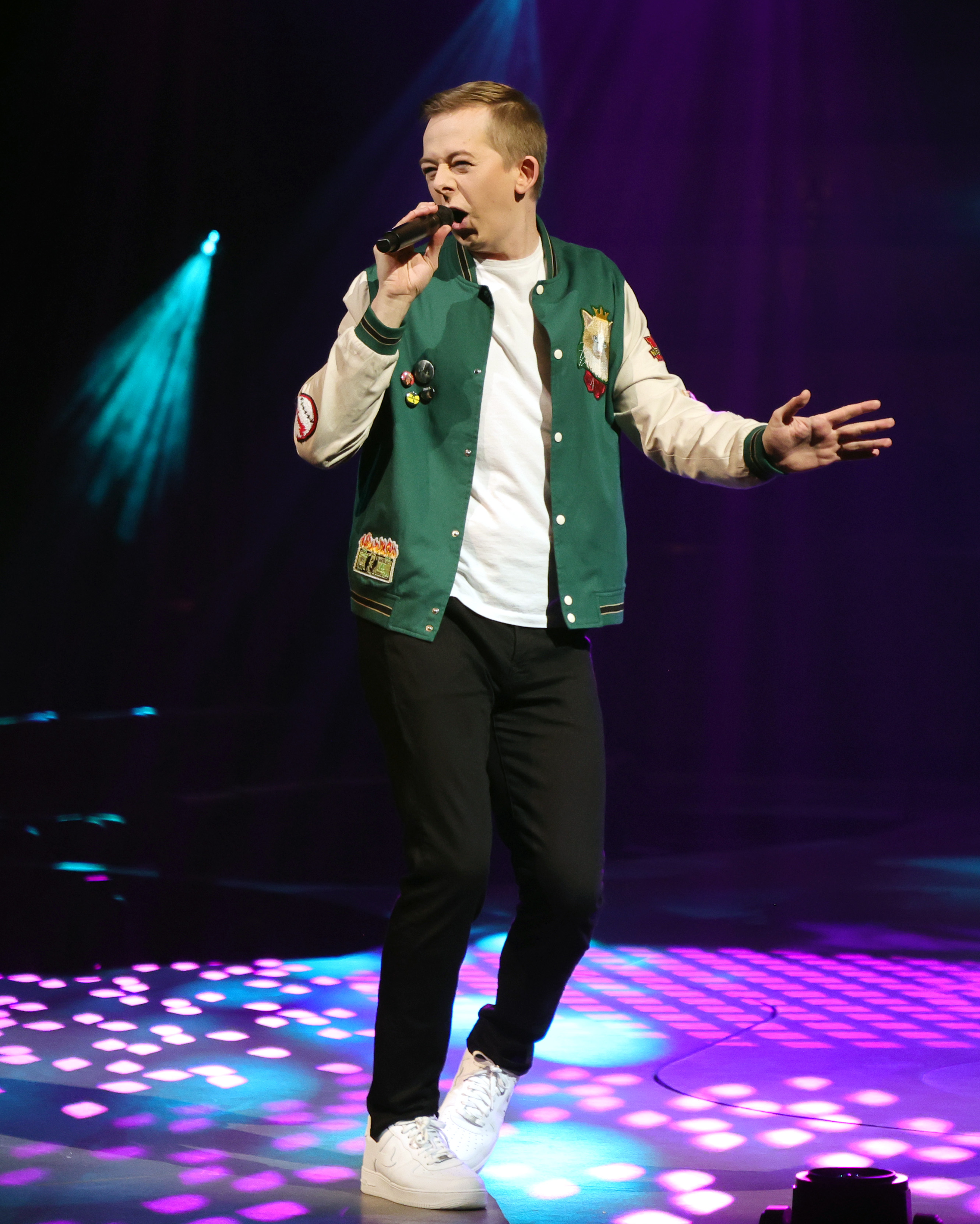 Comedian and freestyle rapper Chris Turner performs during a media preview for "Mad Apple by Cirque du Soleil" on May 25, 2022, in Las Vegas, Nevada | Source: Getty Images