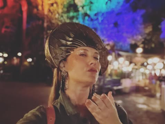 Elizabeth Hanks poses for a photo, dated August 2023 | Source: Instagram/eahanks