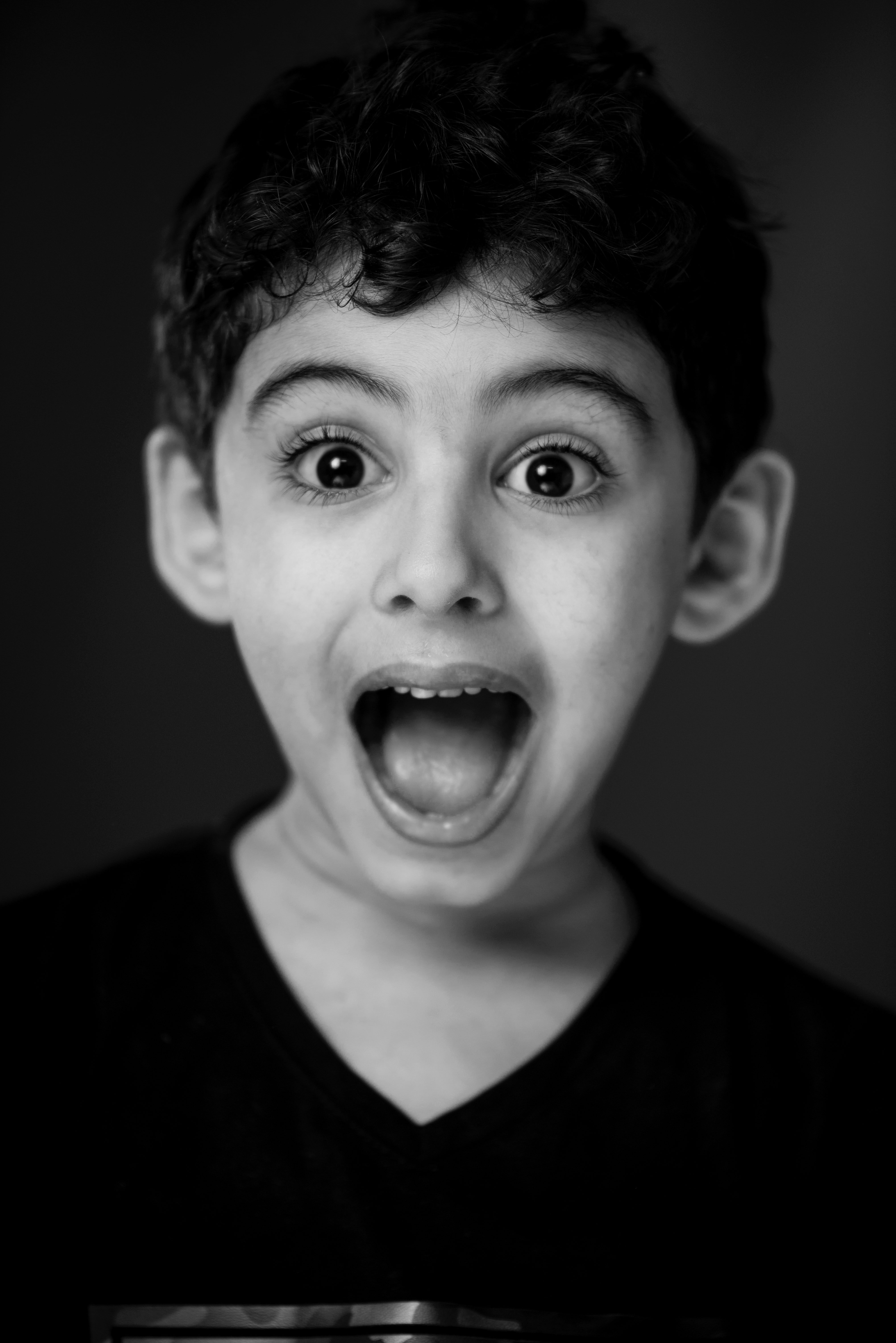 A boy with a shocked look. | Source: Pexels