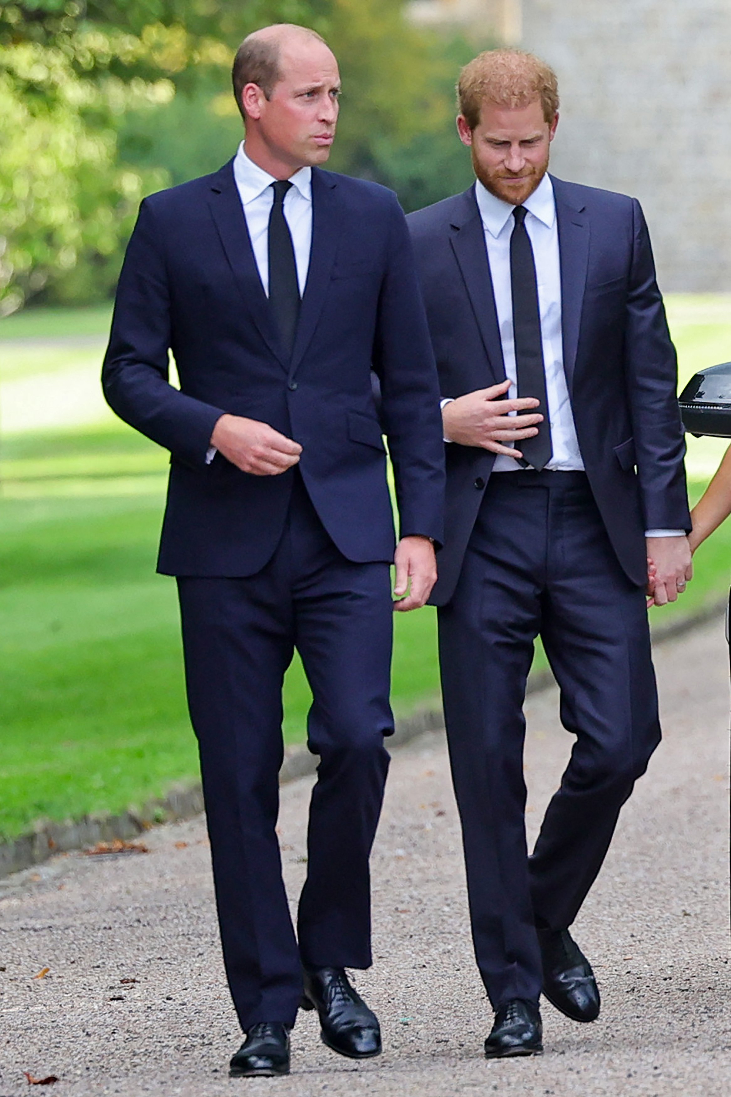 El Príncipe William y el Príncipe Harry en la larga caminata en el Castillo de Windsor el 10 de septiembre de 2022, antes de reunirse con los simpatizantes de Elizabeth II. | Foto: Getty Images