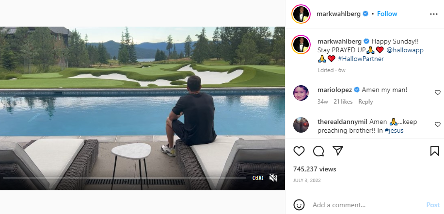 Mark Wahlberg fotografiado sentado en el exterior de su mansión | Foto: Instagram@markwahlberg