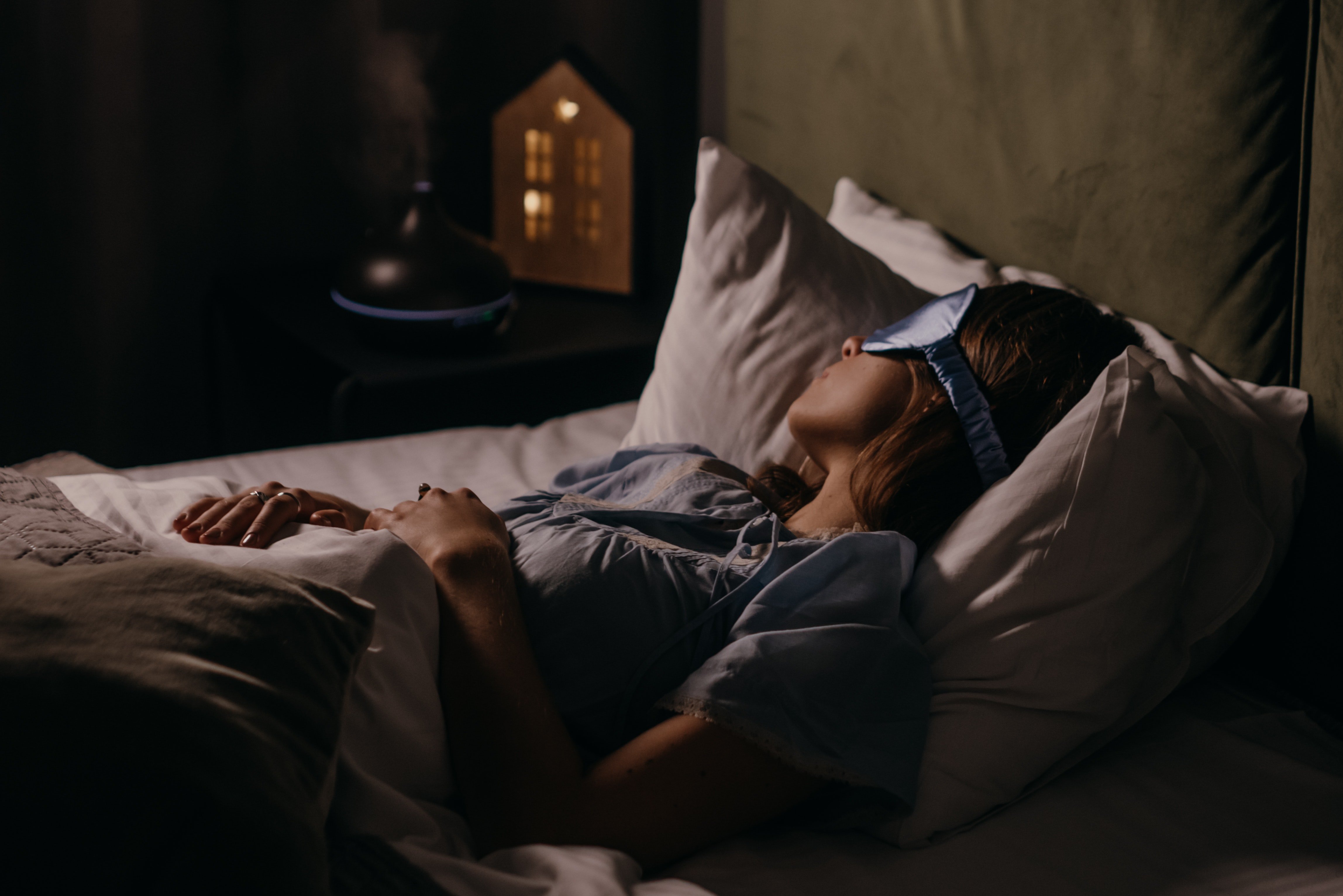 Die Frau steckte ihr Babyphone unter das Kopfkissen und schlief ein | Quelle: Pexel