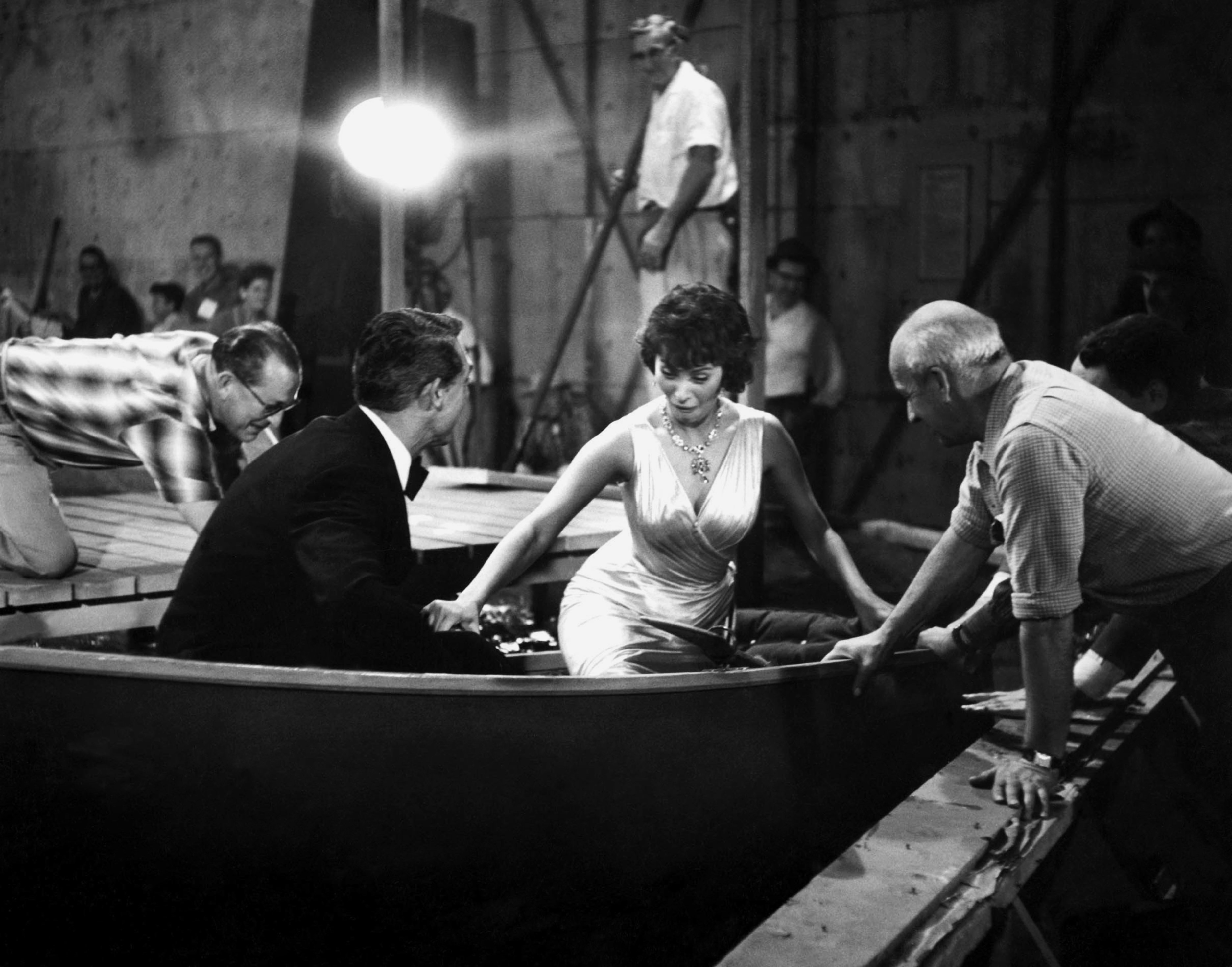 Veteranenstars Cary Grant und Sophia Loren in einer Szene aus dem Film „Houseboat“ im Jahr 1958. | Quelle: Getty Images