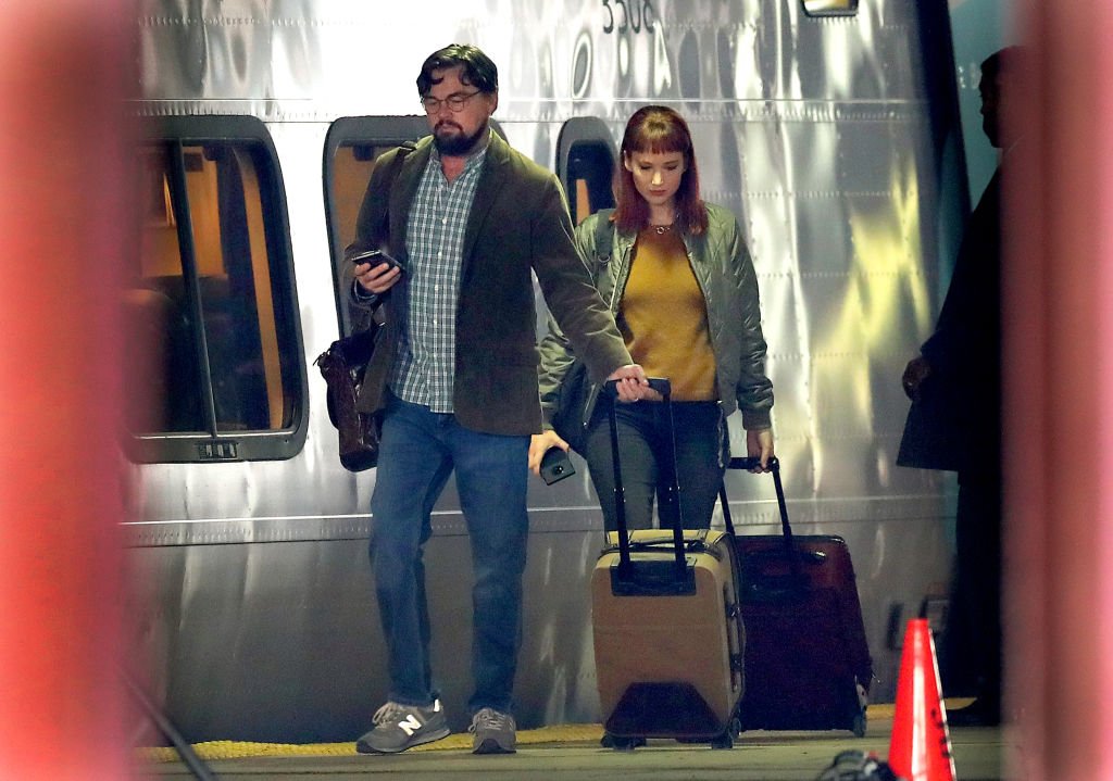 Leonardo DiCaprio and Jennifer Lawrence on location filming of "Don't Look Up" at South Station in Boston, December 2020 | Source: Getty Images