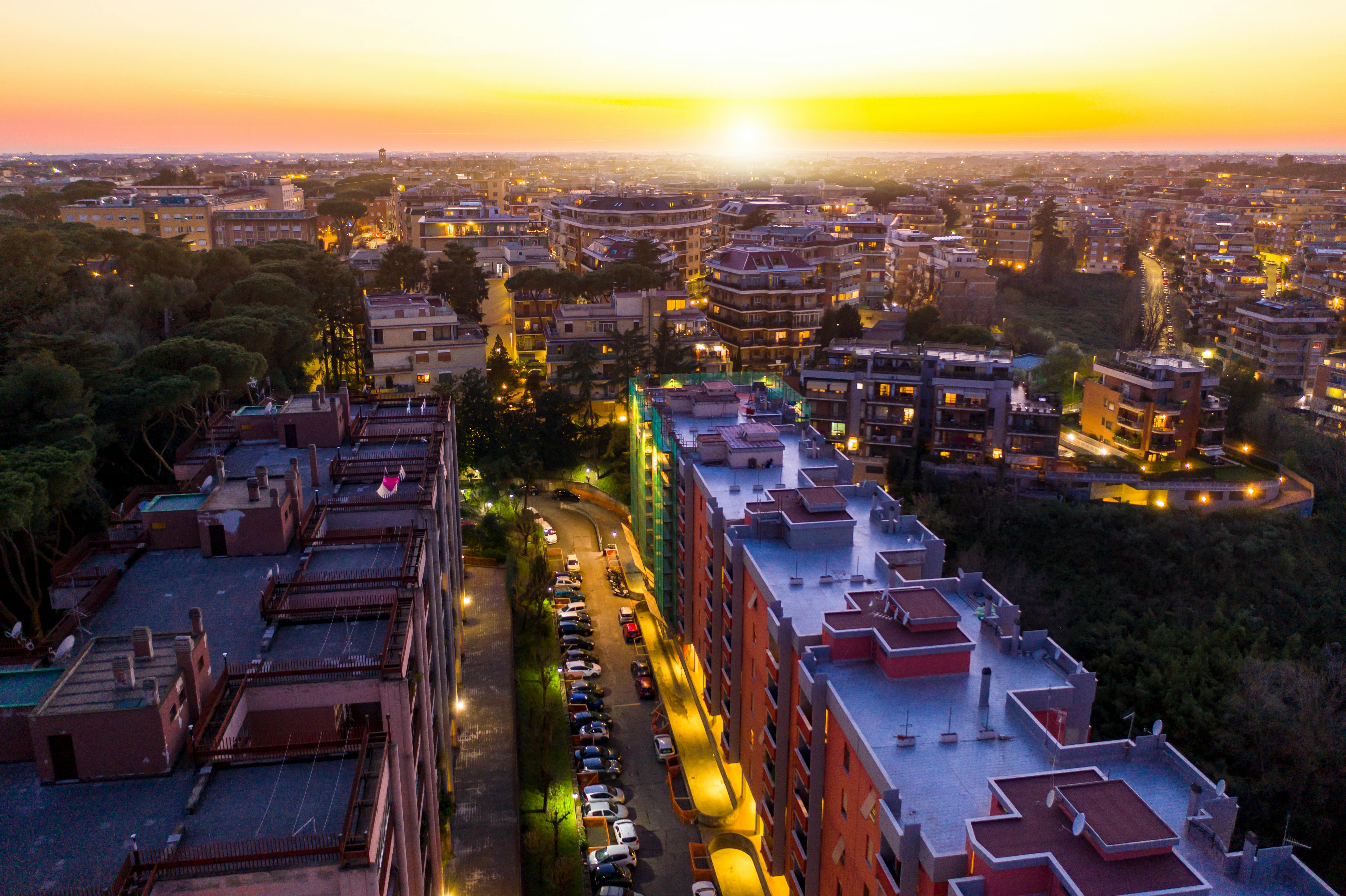 A sunset over a neighborhood dominated by apartment blocks | Source: Pexels