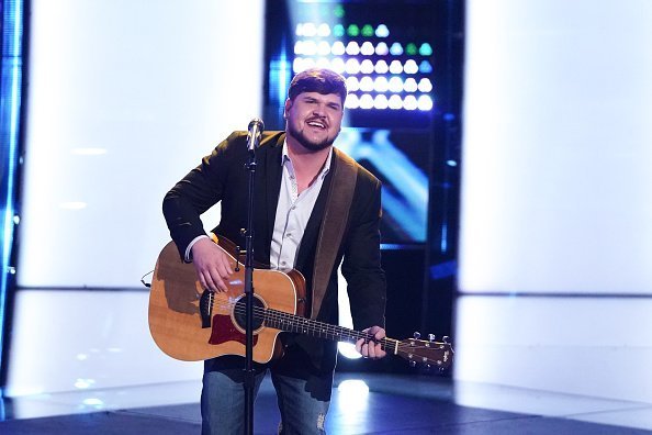  Dexter Roberts on stage at THE VOICE | Photo: Getty Images