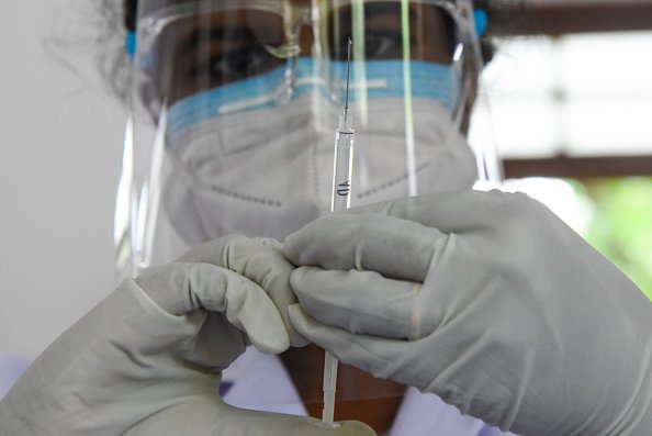 Un agent de santé montre la vaccination contre le coronavirus.| Photo : Getty Images