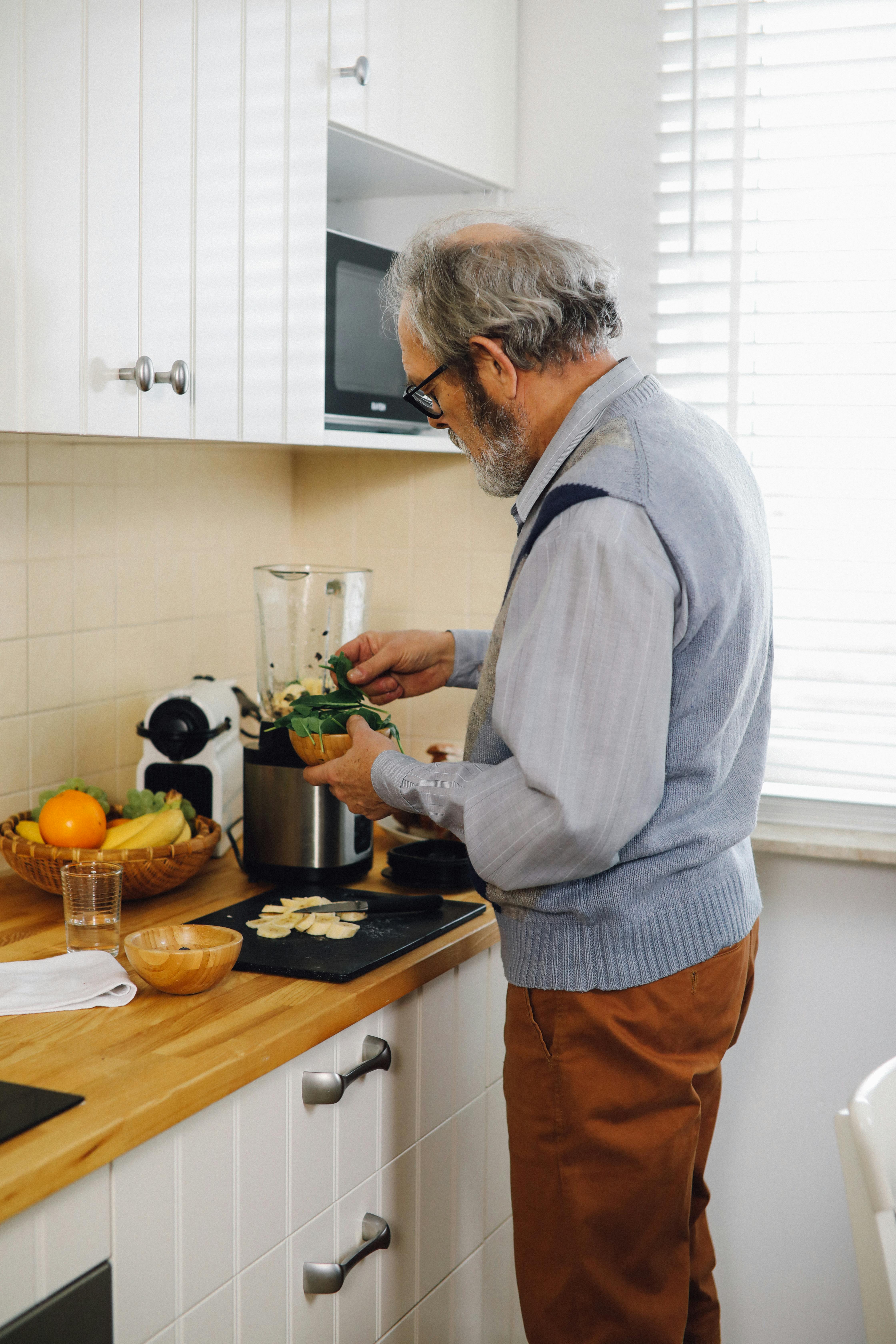 An elderly man cooking | Source: Pexels