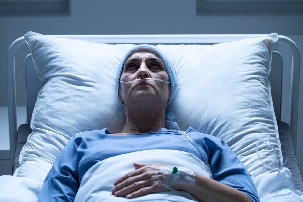 A terminally ill middle-aged woman laying in her hospital bed | Photo: Shutterstock
