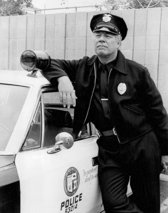  Photo of George Kennedy as Bumper Morgan from the television program The Blue Knight.. | Source: Wikimedia Commons