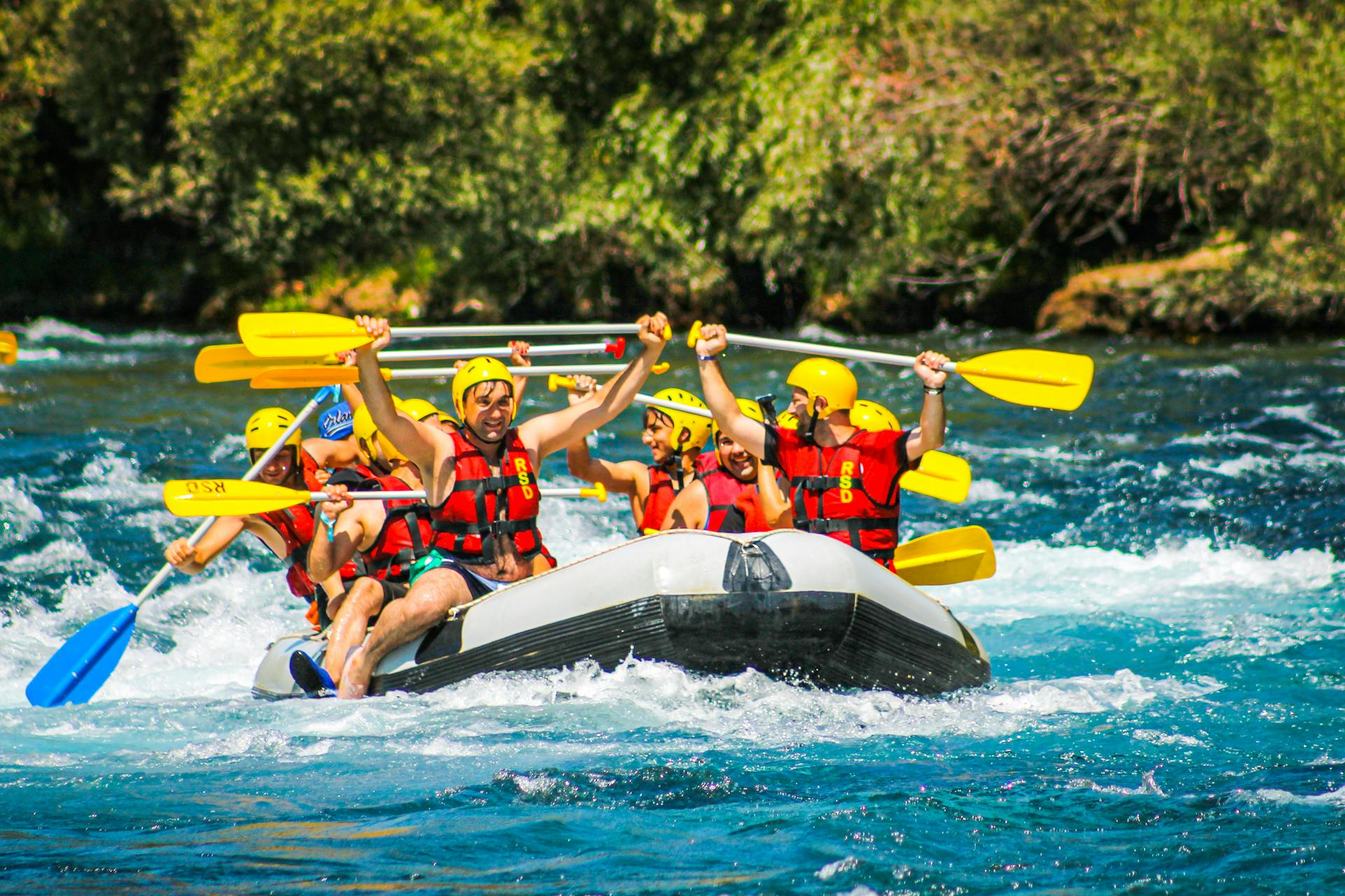 A group of people rafting | Source: Pexels