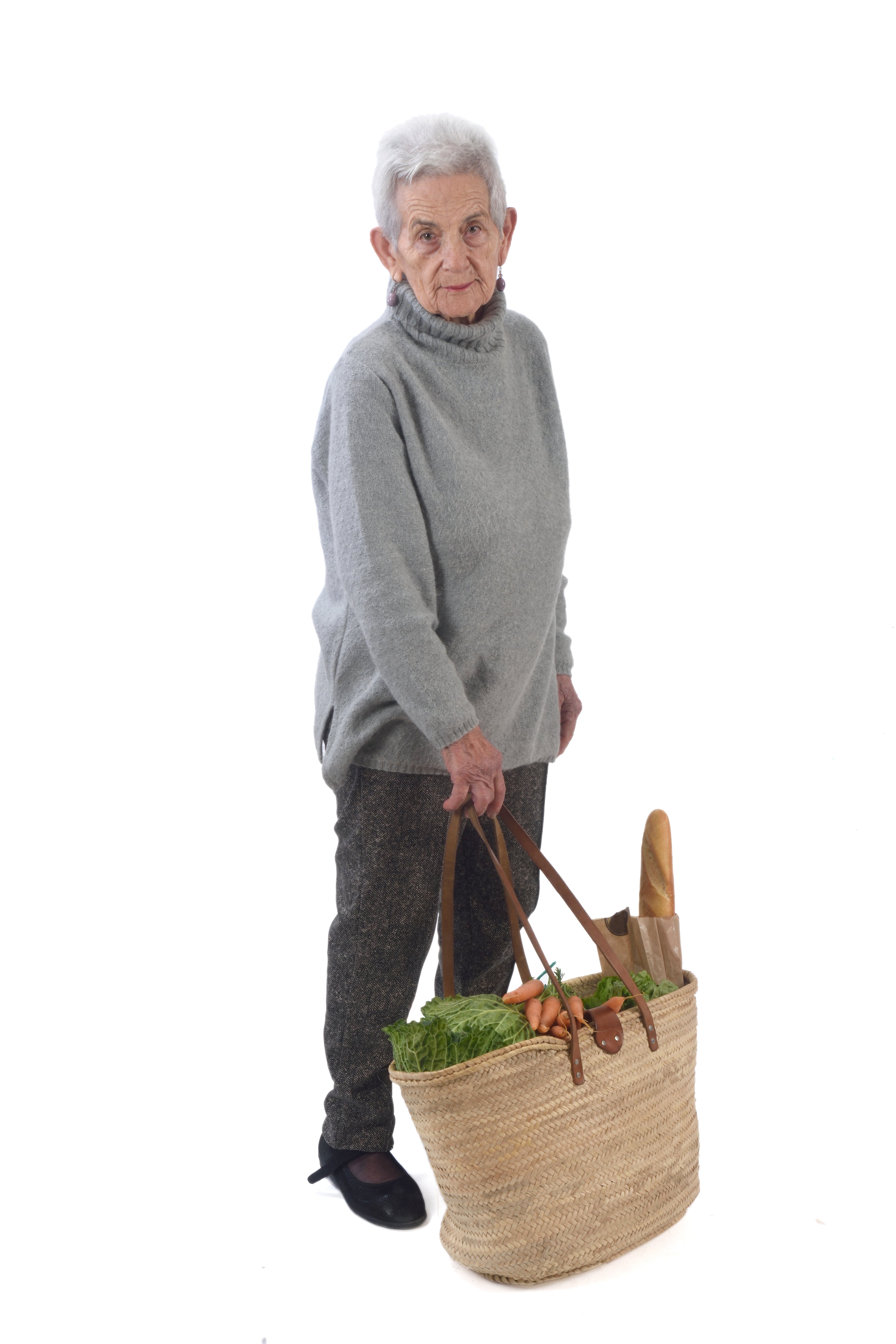 An elderly woman going grocery shopping. | Photo: Shutterstock