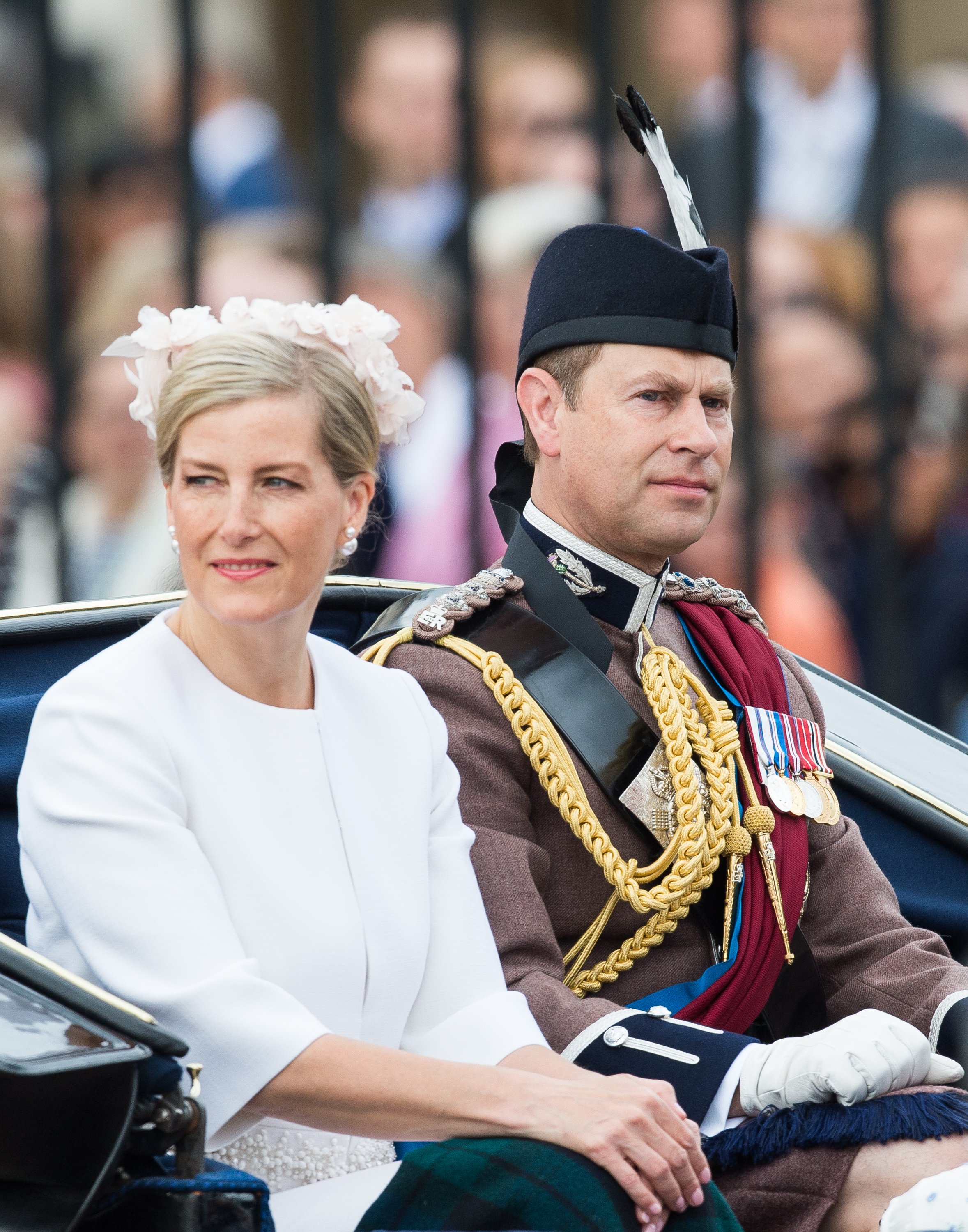 Prinz Edward, Graf von Wessex und Sophie, Gräfin von Wessex fahren mit der Kutsche während der Trooping the Colour, die dieses Jahr den offiziellen 90. Geburtstag der Queen in The Mall am 11. Juni 2016 in London, England, markiert. | Quelle: Getty Images