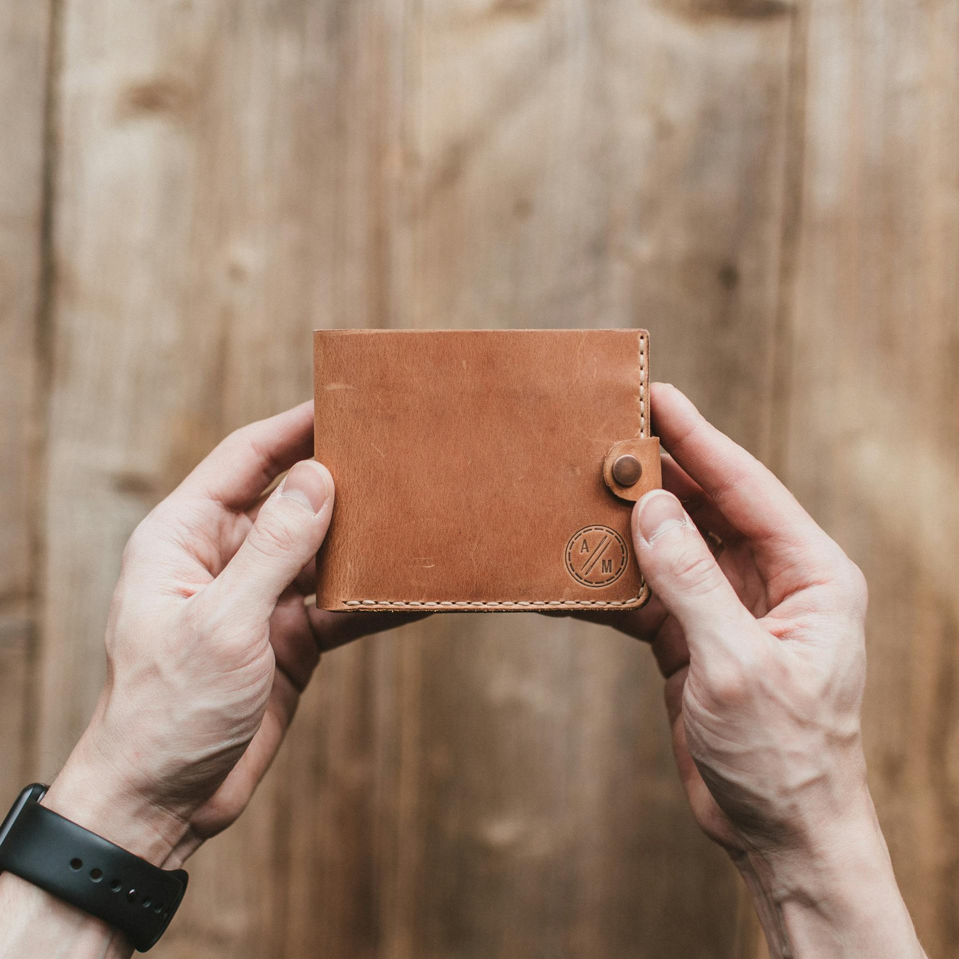 A man holding a wallet | Source: Pexels