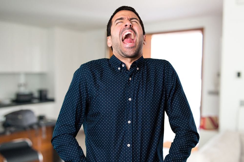 Ein Mann, der kurz davor ist zu schreien. | Quelle: Shutterstock