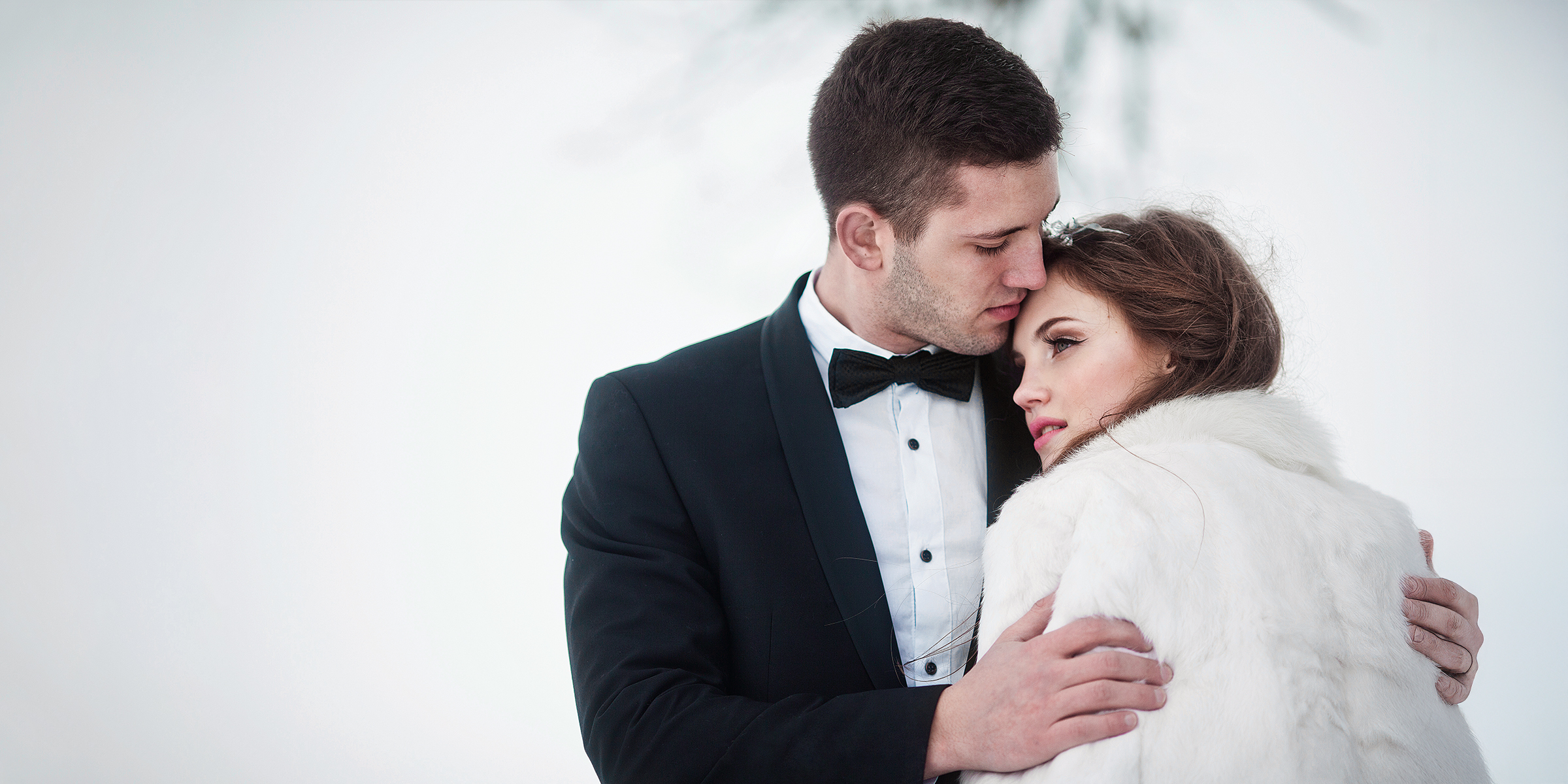A groom comforting his distressed bride | Source: Shutterstock