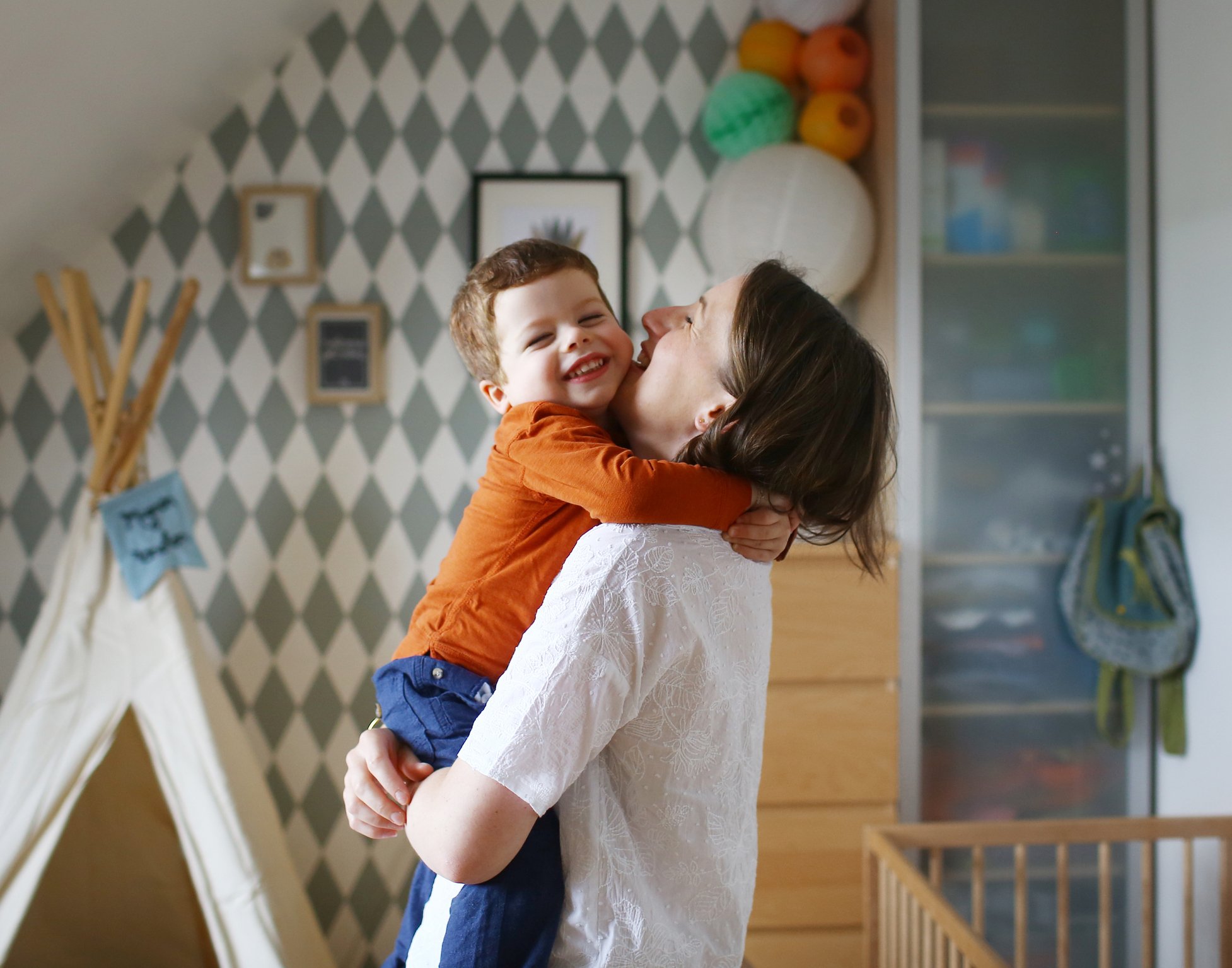 Eine Mutter mit ihrem Sohn im Arm I Quelle: Getty Images