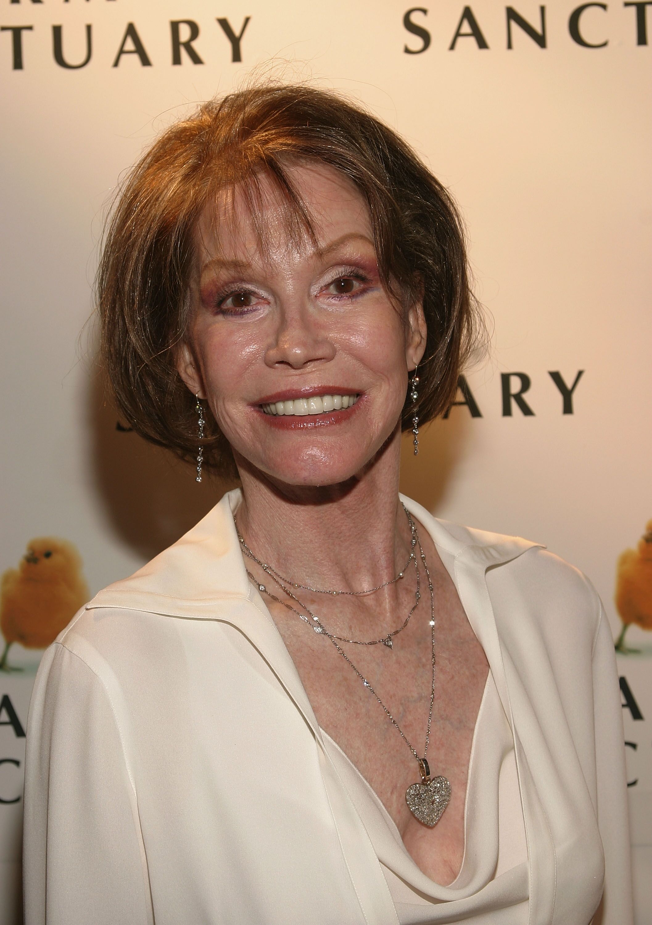 Mary Tyler Moore attends the Farm Sanctuary Gala 2004. | Source: Getty Images