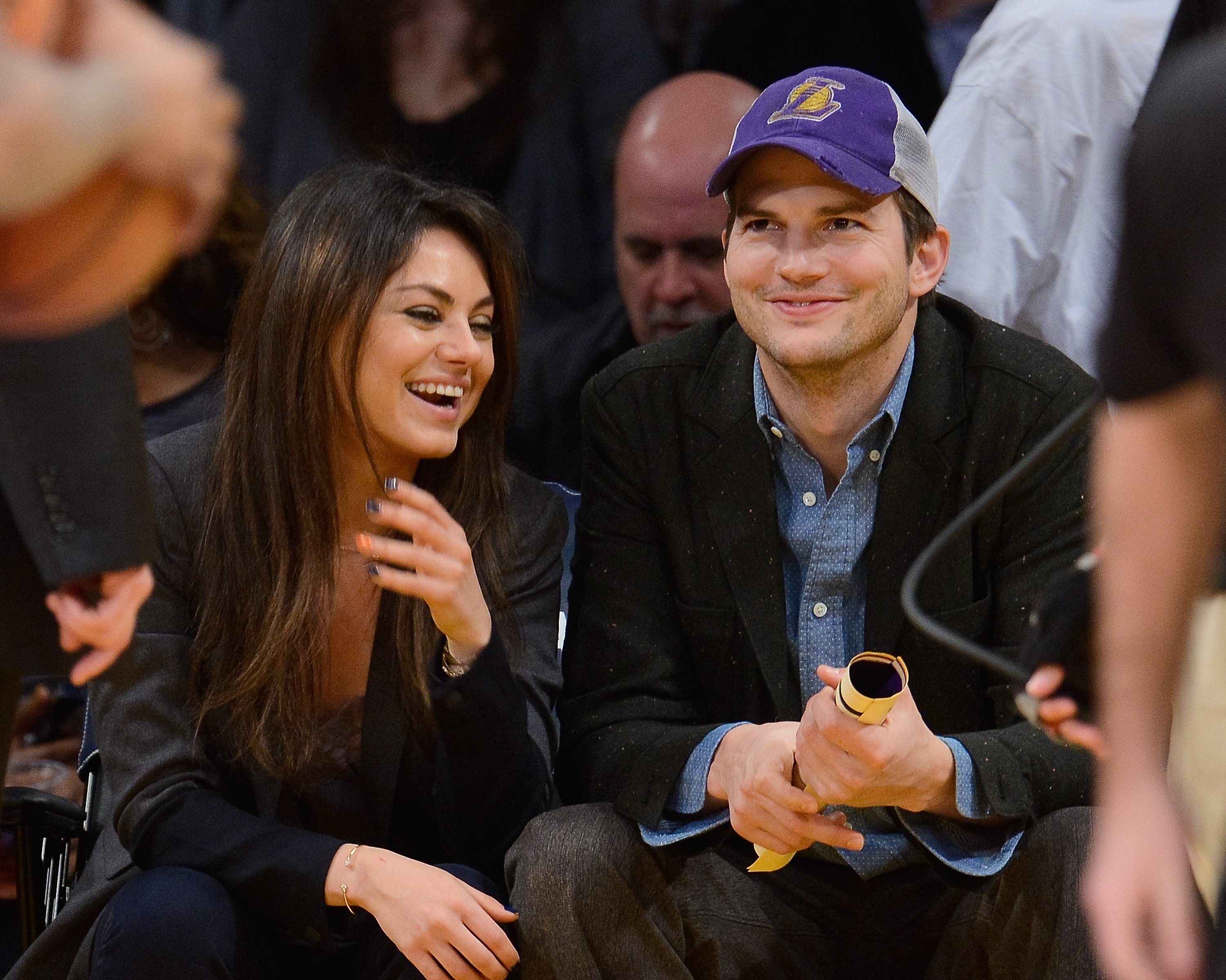 Ashton Kutcher (R) und Mila Kunis besuchen ein Basketballspiel zwischen den Utah Jazz und den Los Angeles Lakers im Staples Center am 3. Januar 2014 in Los Angeles, Kalifornien. | Quelle: Getty Images