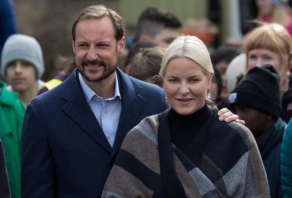 El Príncipe Heredero Haakon de Noruega y la Princesa Heredera Mette Marit de Noruega visitan el bosque de Ice Lake en el distrito de Bjerke el 27 de marzo de 2017 en Oslo, Noruega. | Foto: Getty Images El Príncipe Heredero Haakon de Noruega y la Princesa Heredera Mette Marit de Noruega visitan el bosque de Ice Lake en el distrito de Bjerke el 27 de marzo de 2017 en Oslo, Noruega. | Foto: Getty Images
